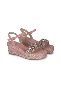 Sandales compensées en daim rose avec une semelle en corde tissée et des brides ornées de strass transparent. Brides de cheville réglables incluses.