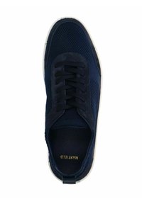 Scarpa sneaker in mesh e suede blu navy con lacci neri, suola in gomma bianca e lettering dorato sulla soletta. Design minimalista, texture liscia.