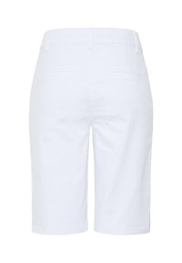 Shorts blancs cintrés longueur genou avec passants de ceinture et deux poches passepoilées à l'arrière, vus de dos sur un fond blanc uni.