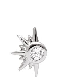 Orecchini in argento con un design a raggi solari, caratterizzati da punte accentuate e una pietra centrale rotonda e trasparente. Finitura metallica lucida.