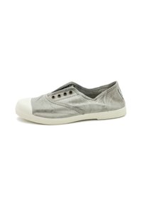 Szürke vászon slip-on cipő fehér gumírozott orral, oldalsó szellőzőnyílásokkal és rugalmas, textúrázott talppal.