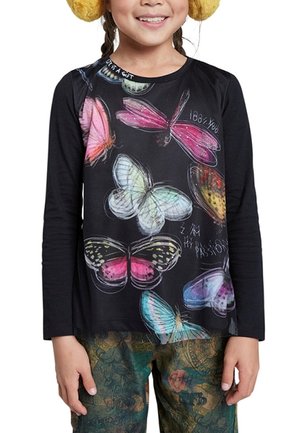 Langærmet sort T-shirt med farverige sommerfugleprint, med en glat tekstur og teksten "Det er en gave" på skulderen.