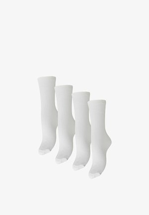 Vier Paare schlichte weiße Knöchelsocken nebeneinander auf weißem Hintergrund angeordnet.