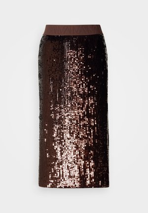 Falda lápiz marrón oscuro cubierta de brillantes lentejuelas con una cinturilla elástica marrón lisa, exhibida sobre un fondo blanco.