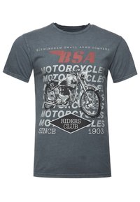 Harmaan puuvillapaitaan, jossa on moottoripyöräkuva ja tekstit "BSA" sekä "Riders Club Since 1903" kontrastiväreillä. Lyhyet hihat, pyöreä kaula-aukko.