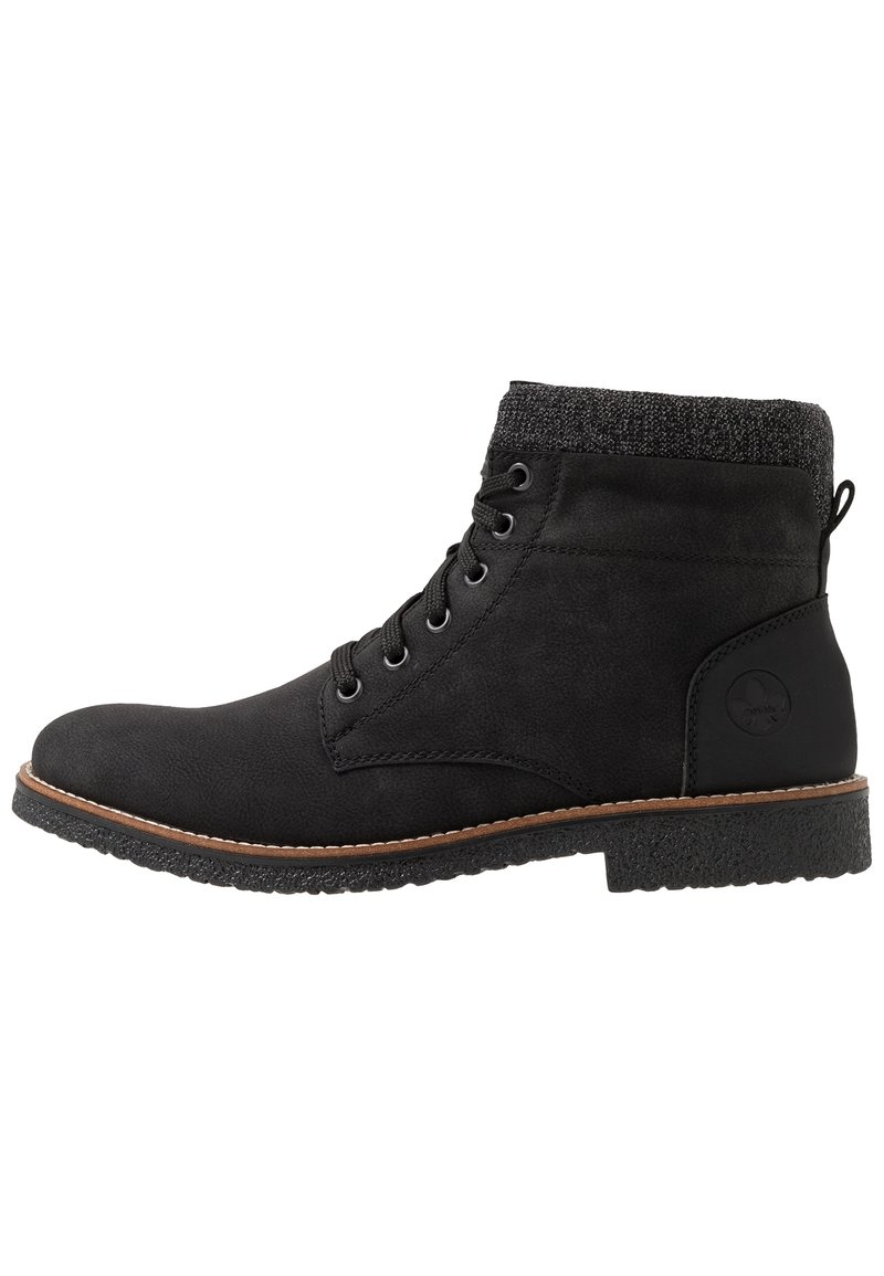 Bottines noires montrées avec un extérieur lisse, un haut en tricot gris, un bout rond, cinq œillets en métal et une semelle en caoutchouc texturé avec un contour marron.