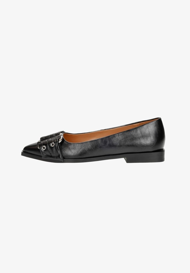Ballerine in pelle nera con punta appuntita, caratterizzate da una fibbia decorativa e una linguetta con occhielli sulla parte superiore. Tacco basso e solido.