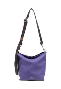 Fioletowa syntetyczna torba o miękkim, luźnym kształcie, z ciemnym paskiem i srebrnym zapięciem, oraz logo z przodu.