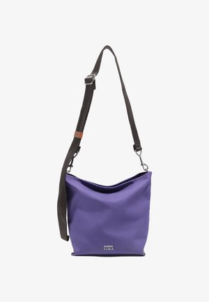 Lilla sünteetilisest materjalist kott, pehme ja lokkis kuju, tume sang ja hõbedane klamber, ees logo.