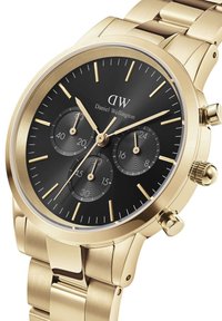 Orologio in acciaio inox dorato con quadrante nero, tre sotto-quadranti, indici delle ore dorati e bracciale lucido. Presenta una corona e pulsanti.