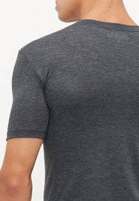 Graues Kurzarm-T-Shirt mit Rundhalsausschnitt, aus weichem, strukturiertem Stoff gefertigt, mit einem subtilen Melange-Muster.