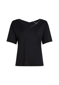 Tricou negru cu mânecă scurtă și decolteu în V, cu o croială ușor lejeră, având un detaliu de cusătură albă aproape de guler. Textură de țesătură moale.