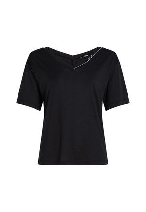 Zwarte T-shirt met korte mouwen en V-hals, met een iets losse pasvorm, voorzien van een witte stiksels dichtbij de halslijn. Zachte stoftextuur.