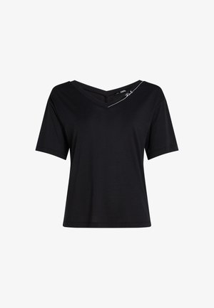 Fekete, rövid ujjú, V nyakú póló, amely kissé laza szabású, fehér varrással a nyaklánál. Puha szövet textúra.