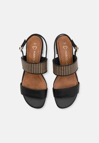 Zwarte slingback sandalen met een brede, geprinte band, een soepele leren constructie en een gevoerde tan inlegzool. Verstelbare gouden sluiting.
