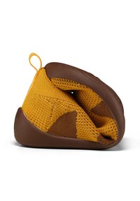 Texturierter gelber und brauner gestrickter Schuh mit flexibler brauner Gummi-Sohle. Verfügt über eine Stoffschlaufe an der Rückseite für leichteres Anziehen.