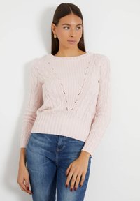 Suéter de punto en color rosa claro con un ribete acanalado y escote redondeado, que presenta intrincados patrones de cable y pequeños cortes en la parte delantera.