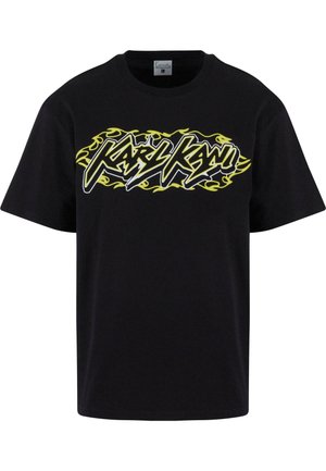 Sort bomuld t-shirt med fed hvid skrift "Karly Kani" omgivet af gule flammer. Crew neck, afslappet pasform, korte ærmer.