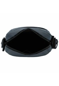 Borsa a tracolla in tessuto grigio con chiusura a zip, dotata di una fodera interna liscia e di una tracolla regolabile per un trasporto versatile.