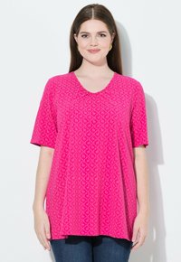 Top corto de manga corta en un vibrante color rosa, con escote en V y un patrón de diamantes texturizado, confeccionado en una tela suave para mayor comodidad. Ajuste informal con una ligera caída.