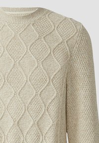Beżowy sweter dzianinowy o fakturowanym wzorze w diamenty. Posiada okrągły dekolt i ściągacze. Wykonany z miękkiego, oddychającego materiału.