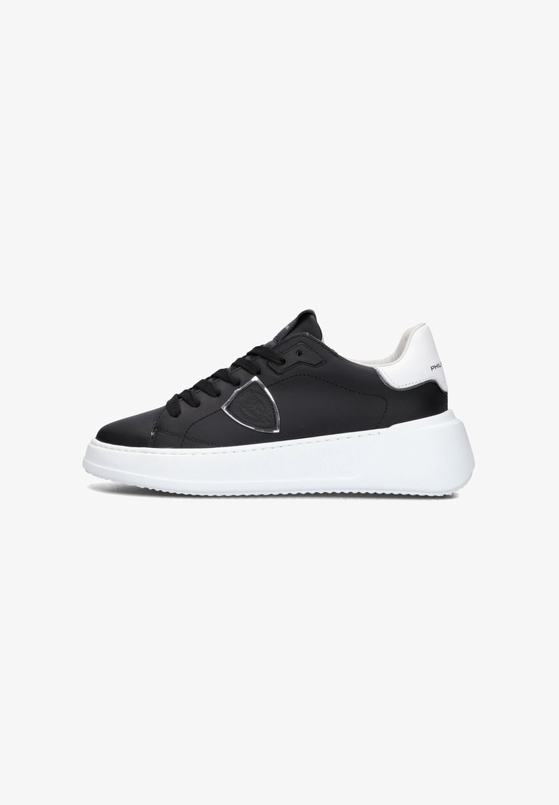 Schwarze Ledersneaker mit einer weißen Gummisohle, versehen mit silbernen Akzenten und schwarzen Schnürsenkeln. Abgerundete Zehenform und gepolsterter Kragen.