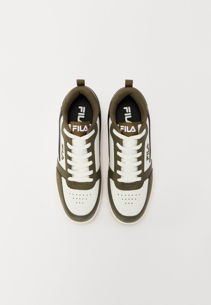 Weiße und olivgrüne Sportschuhe mit Schnürung, perforierter Zehenpartie und Fila-Logo auf der Zunge. Textiles Obermaterial mit Gummisohle.