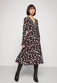 VILA Petite VILEAF  V NECK MIDI DRESS - Vestido de dia - black