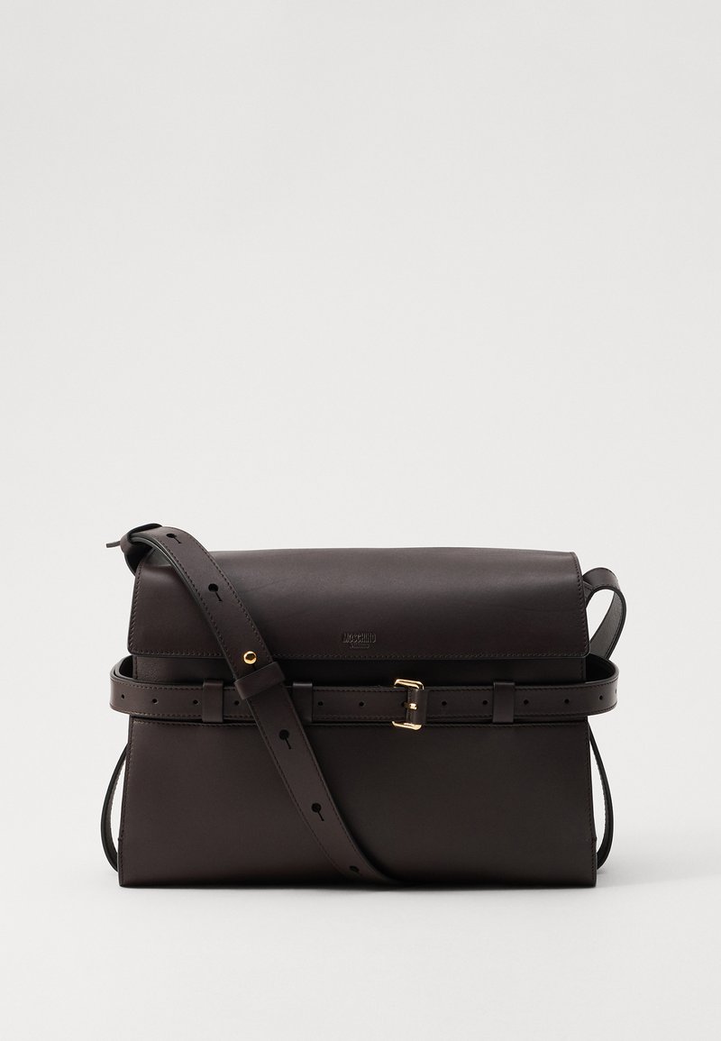 Borsa a spalla in pelle marrone scuro, dalla forma strutturata, con tracolla regolabile, fibbia in metallo dorato e chiusura a pattina. Texture liscia e design minimale.