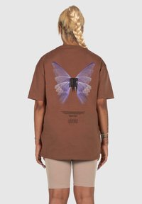 MJ Gonzales HEAVY - T-Shirt print - bark
