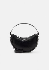 Svart läderhandväska med en böjd form, krokodilmönster, kort handtag och avtagbar axelrem. Har en metalldetalj framtill.