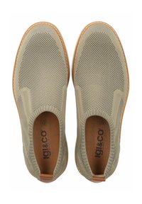 Beige pletené nazouvací boty s elastickými bočními částmi, texturovaným svrškem a hnědými koženými akcenty. Gumová podrážka s prošitými detaily.