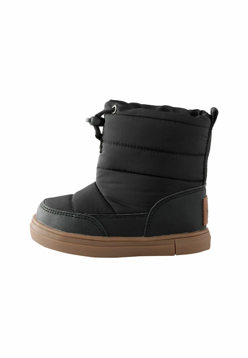 Schwarze Steppstiefel für Schnee mit synthetischem Obermaterial, runder Schuhspitze, Gummisohle und Schnürschlaufenverschluss; zeigt kontrastierende tanfarbene Akzente an der Ferse.