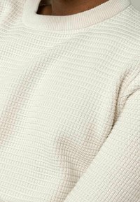 MELA Stickad tröja - beige
