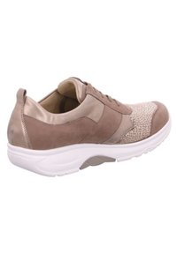 Braune Wildleder- und Leder-Sneaker mit weißer Sohle. Verfügt über ein texturiertes graues Panel und eine runde Zehenpartie. Minimalistisches Design mit Schnürsenkeln und einer Schlaufe zum Anziehen.