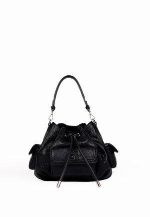 Borsa a tracolla in pelle nera con chiusura a coulisse, tasca frontale con logo in rilievo, due tasche laterali e una tracolla singola.