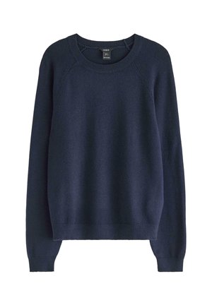 Pull en maille bleu marine avec col rond, manches longues en raglan et ourlet côtelé, présentant une texture douce et un design minimaliste.