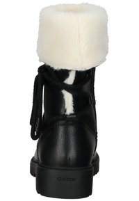 Bottine noire en cuir, ornée d'un col en fausse fourrure blanche, de lacets tressés et d'une semelle en caoutchouc noir solide avec un détail logo.
