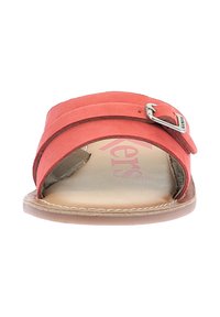 Sandalo a ciabatta in suede corallo con due ampie cinghie e una fibbia argentata. Presenta una suola piatta e un logo sottile stampato sulla soletta.