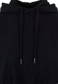 Felpa nera con cappuccio realizzata in tessuto morbido, dotata di cappuccio con coulisse, vita elasticizzata e finiture in metallo argentato alle estremità della coulisse.