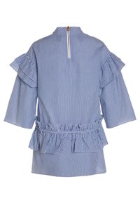 Top a righe blu e bianche con scollatura alta, maniche a volant e cintura in vita. Presenta una zip sul retro e tessuto testurizzato.