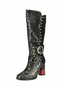 Bottes noires hautes avec un motif en dentelle florale, des accents métalliques, une boucle décorative et un talon en bloc rouge texturé.