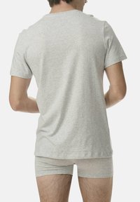 Jasnoszara bawełniana koszulka z krótkim rękawem i okrągłym dekoltem oraz pasujące bokserki, widziana z tyłu.