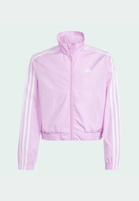 Růžová zkrácená bunda vyrobená z lehkého materiálu, s vysokým límcem, předním zipem a třemi bílými pruhy podél rukávů.