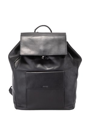 Zaino in pelle nera con patta e tasca frontali, manico superiore e cuciture visibili su sfondo bianco.
