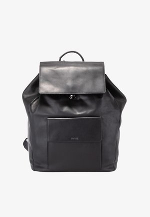Zaino in pelle nera con patta e tasca frontali, manico superiore e cuciture visibili su sfondo bianco.
