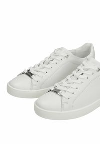 Paire de baskets basses en cuir blanc avec des lacets blancs et des étiquettes métalliques, vues de face et en angle latéral.