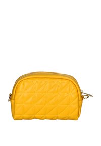 Pochette cosmetica gialla trapuntata in pelle, con una parte superiore arrotondata, zip dorata e un motivo diagonale sulla superficie.