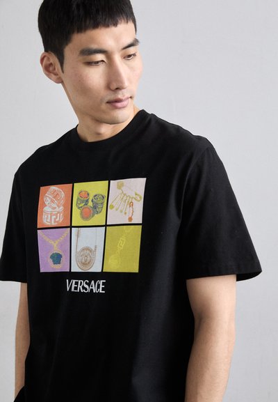 Černé bavlněné tričko s grafikou ikon šperků v barevných čtvercích, s nápisem "VERSACE" vytištěným bílou barvou pod designem.