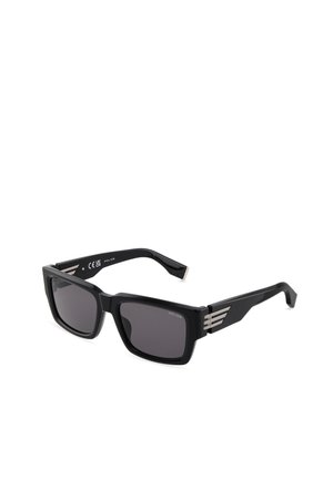 Lunettes de soleil rectangulaires noires avec des verres foncés et des accents rayés argentés sur les branches, présentées sur un fond blanc.